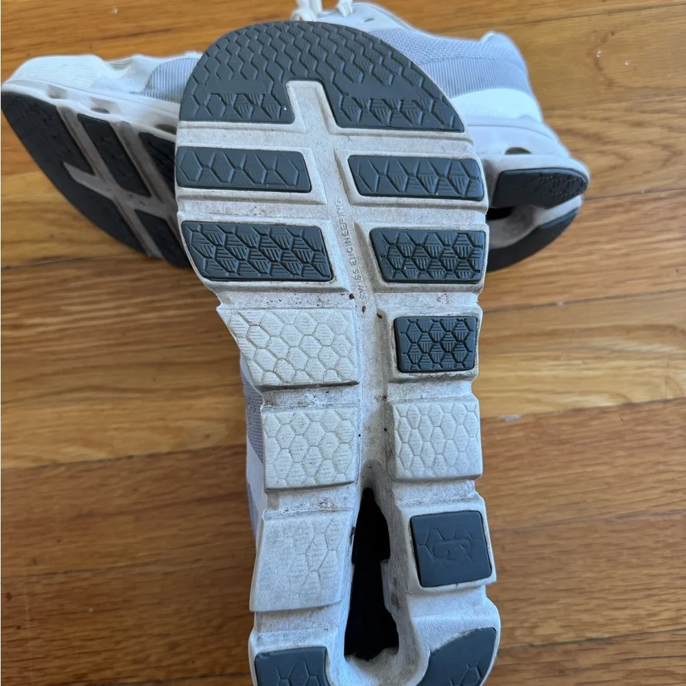 On CloudRunner Gray and White Womens sneakers Size 9.5 - Picture 5 of 11